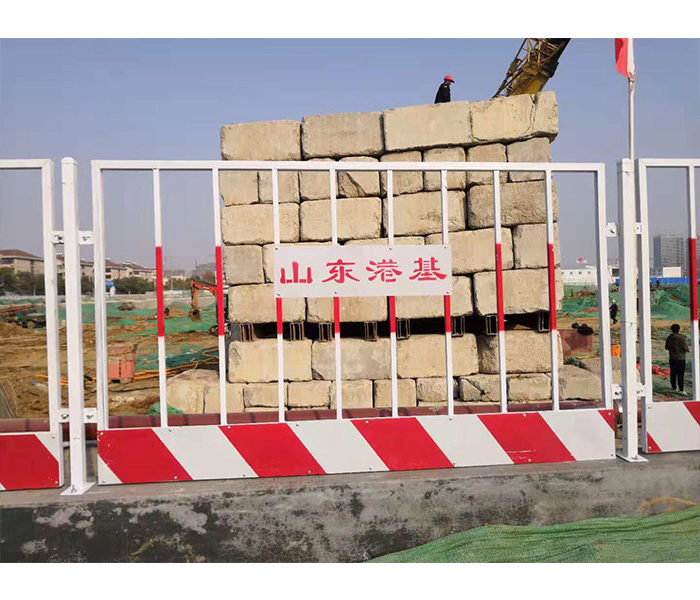 山東港基臨邊護(hù)欄案例